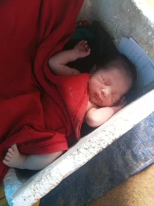 B&eacute; g&aacute;i sơ sinh bị bỏ rơi k&egrave;m lời nhắn Em kh&ocirc;ng đủ khả năng... - Ảnh 1.
