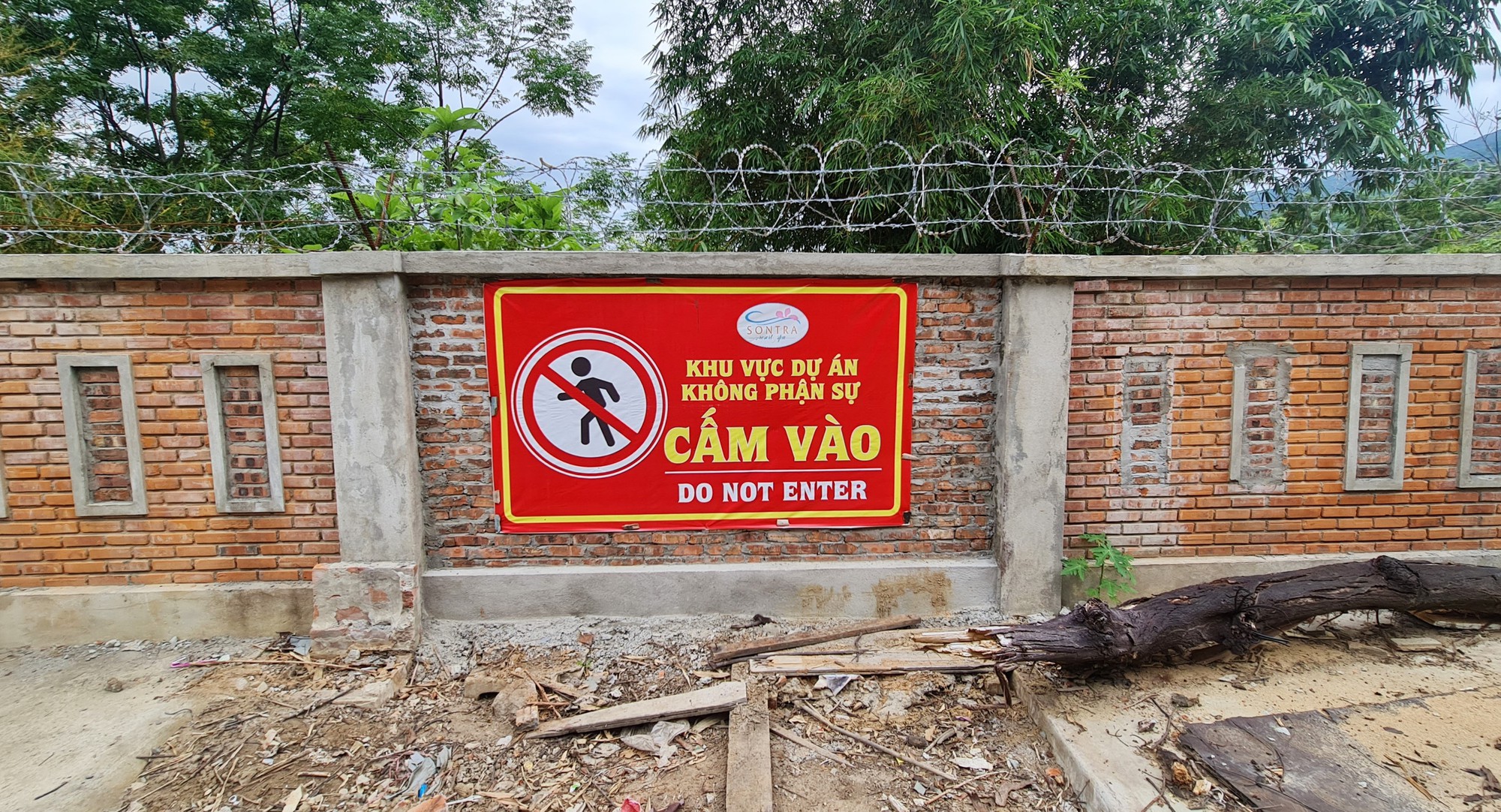 Xây tường, rào kẽm gai chắn đường xuống biển tại bán đảo Sơn Trà!