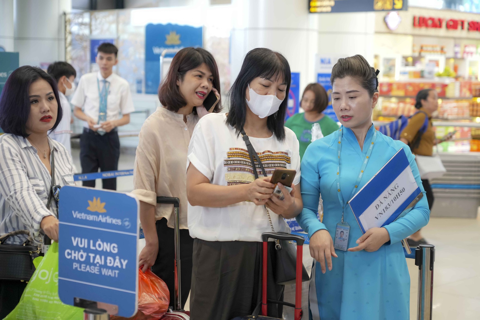 Những h&agrave;nh kh&aacute;ch n&agrave;o sử dụng VNeID l&agrave;m thủ tục đi m&aacute;y bay? - Ảnh 4.