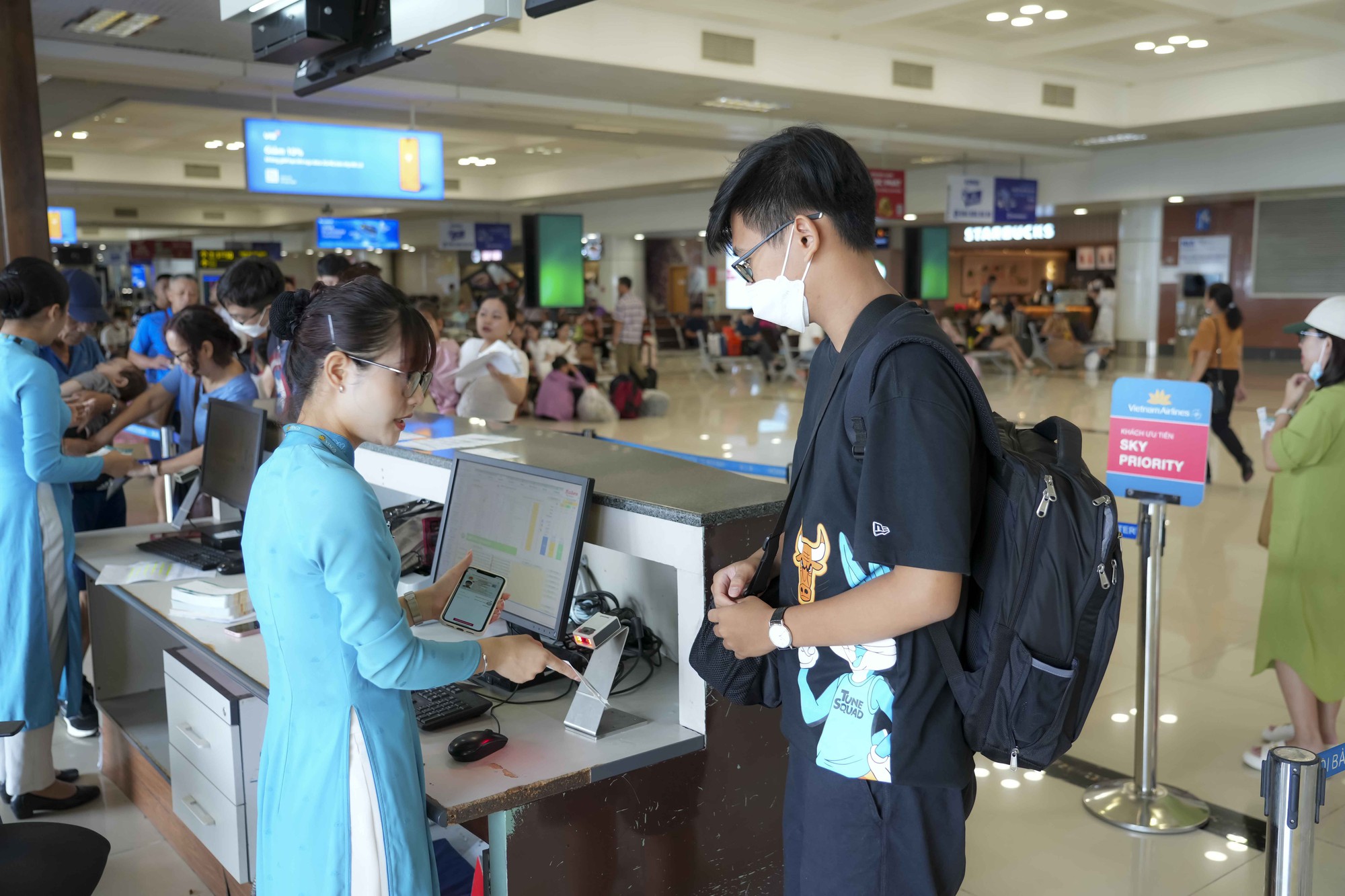 Những h&agrave;nh kh&aacute;ch n&agrave;o sử dụng VNeID l&agrave;m thủ tục đi m&aacute;y bay? - Ảnh 8.