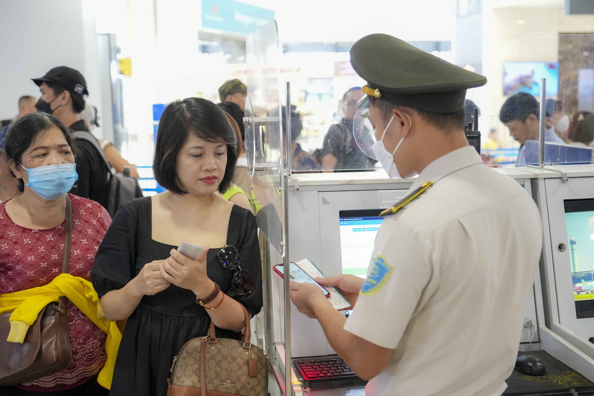 Những h&agrave;nh kh&aacute;ch n&agrave;o sử dụng VNeID l&agrave;m thủ tục đi m&aacute;y bay?