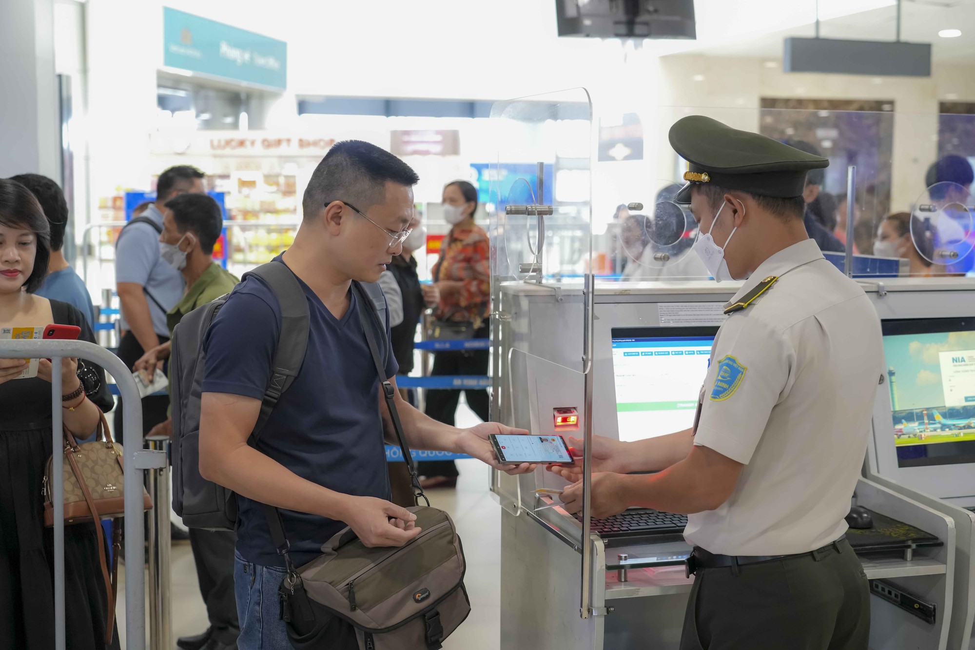 Những h&agrave;nh kh&aacute;ch n&agrave;o sử dụng VNeID l&agrave;m thủ tục đi m&aacute;y bay? - Ảnh 7.