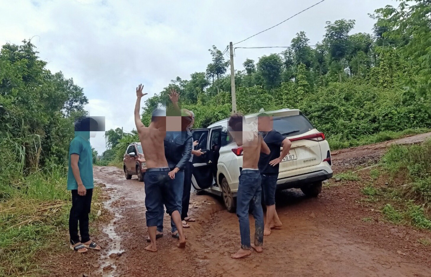 Người đàn ông nhanh chân chạy thoát nhóm bắt giữ người trái pháp luật