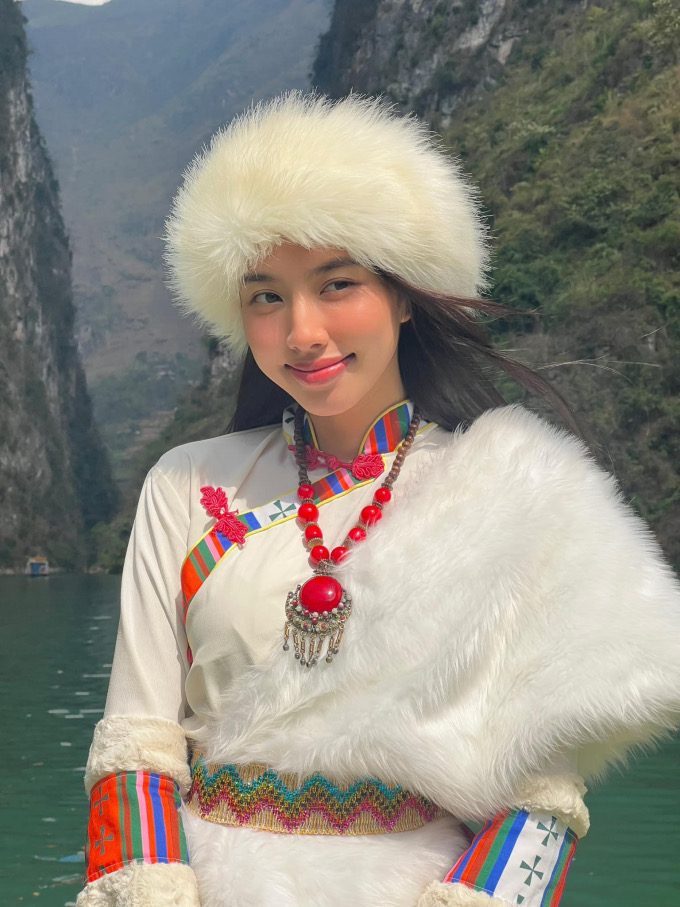 &Aacute; hậu Phương Nhi mặc g&igrave; m&agrave; tạo tranh c&atilde;i? - Ảnh 4.