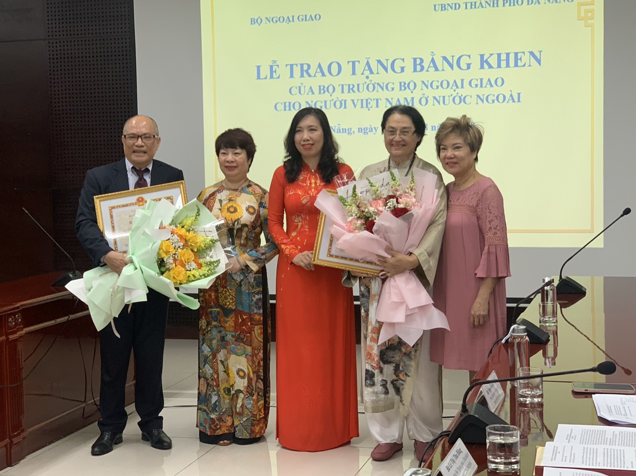 Thứ trưởng Ngoại giao Lê Thị Thu Hằng trao bằng khen cho kiều bào