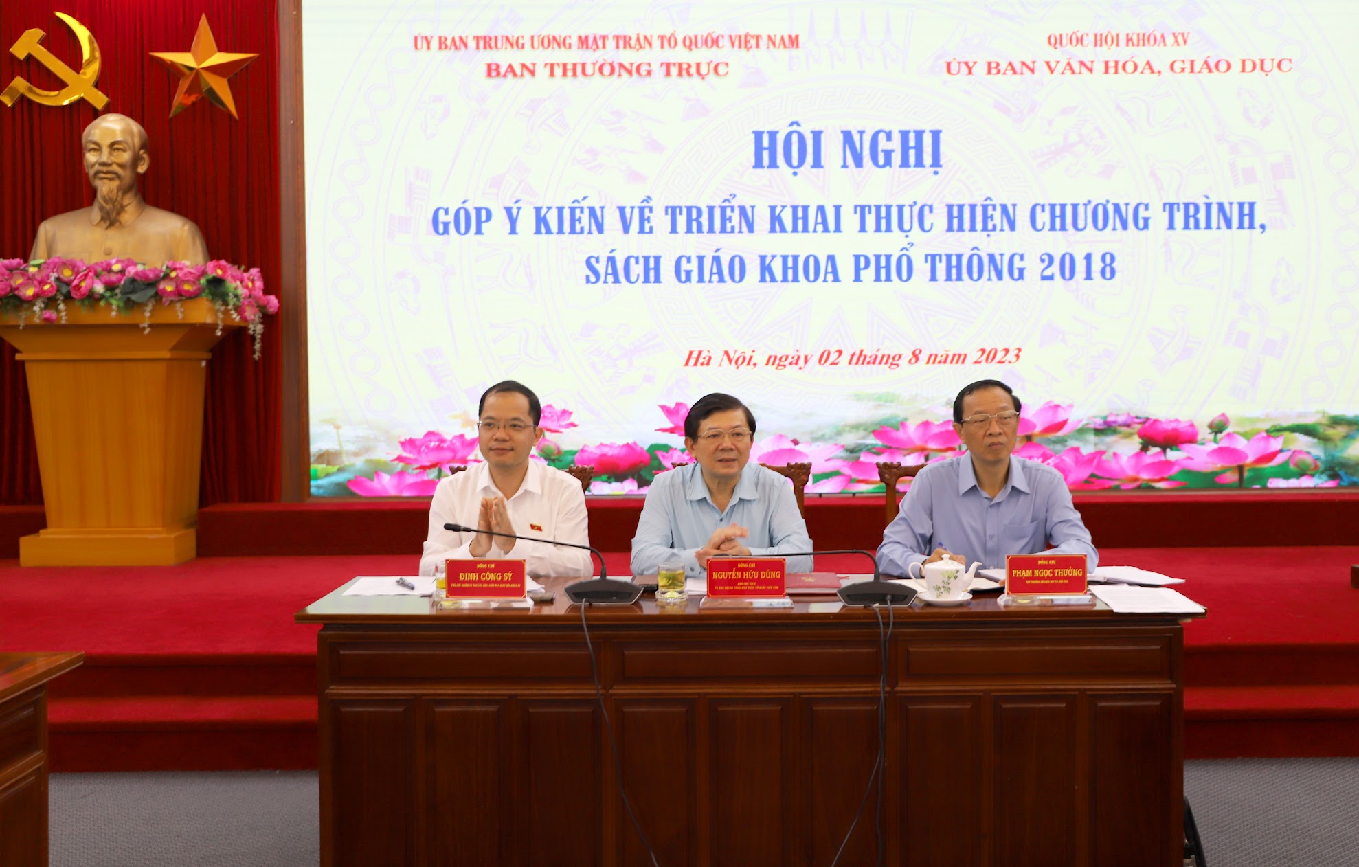 Người dân bức xúc vì giá sách giáo khoa quá cao - Ảnh 1.