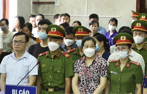 Cựu phó chủ tịch thành phố cùng nhiều thuộc cấp hầu toà