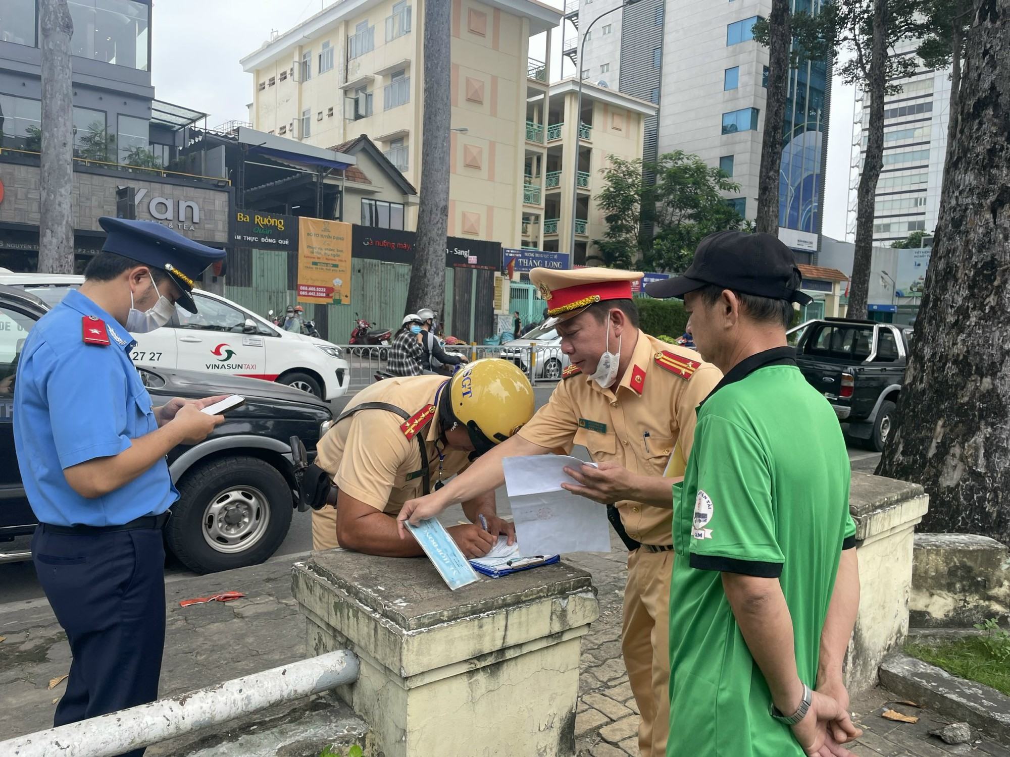 Xử lý mạnh "xe dù, bến cóc" ở TP HCM