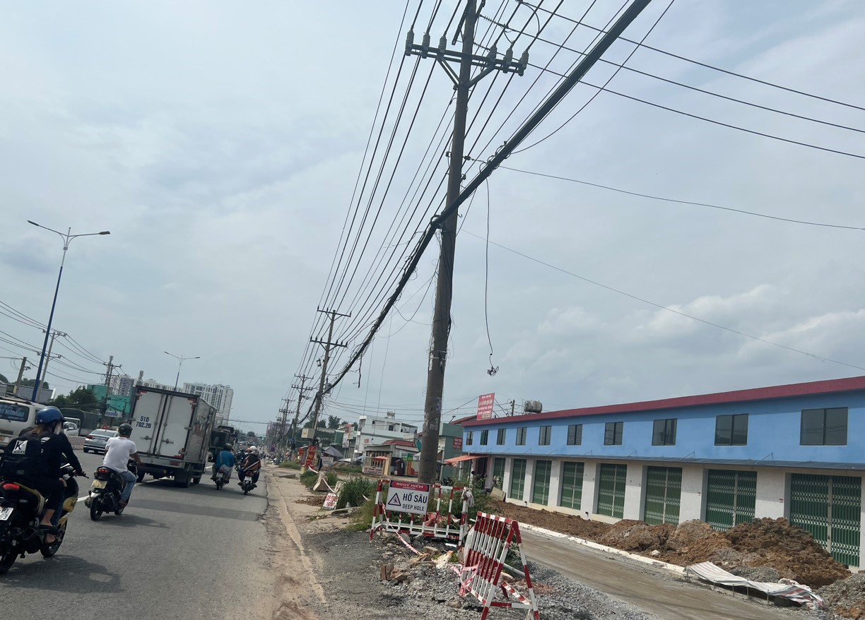 Gỡ vướng cho lưới điện nằm giữa Quốc lộ 13 đoạn qua Bình Dương`