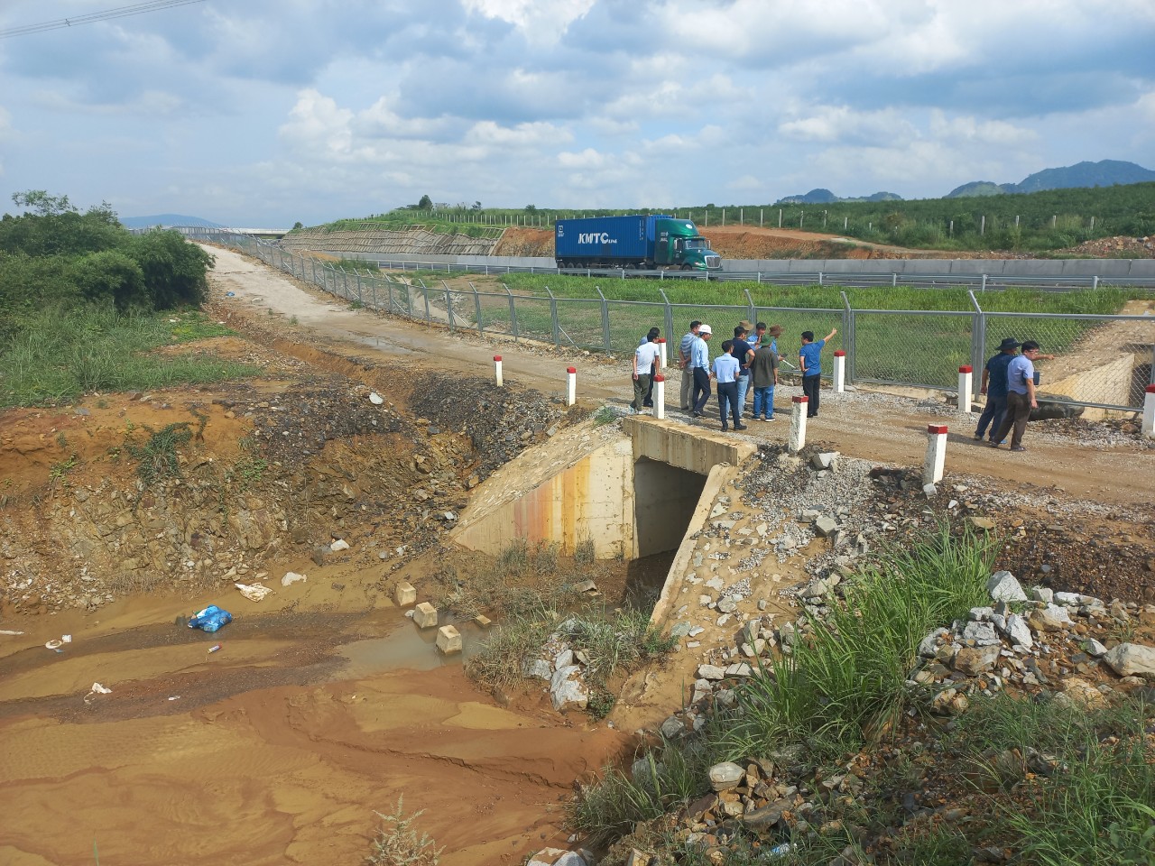 Đo&agrave;n chuy&ecirc;n gia đến điểm ngập ở đường cao tốc Dầu Gi&acirc;y - Phan Thiết - Ảnh 1.