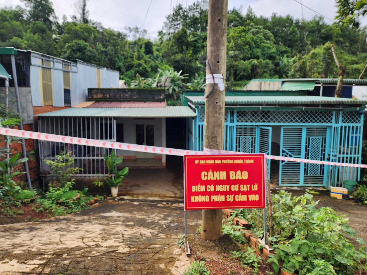 Đắk N&ocirc;ng: Xuất hiện th&ecirc;m nhiều vết nứt mặt đất, c&oacute; nơi s&acirc;u đến 2 m&eacute;t - Ảnh 3.