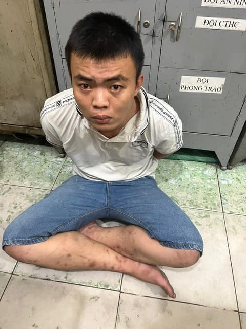 C&ocirc;ng an bắt khẩn cấp kẻ cướp cửa h&agrave;ng tiện lợi ở TP HCM - Ảnh 2.