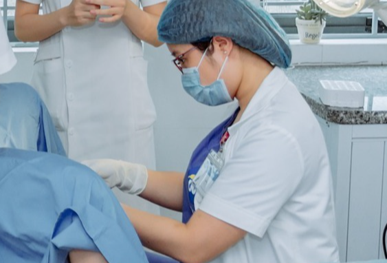 Cặp đ&ocirc;i 9x kết h&ocirc;n 5 năm nhưng chưa từng động ph&ograve;ng v&igrave; bệnh kh&oacute; n&oacute;i - Ảnh 1.