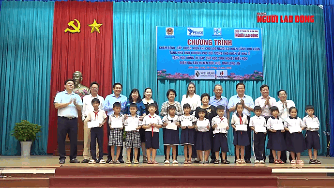 Trao tặng học bổng, nh&agrave; t&igrave;nh thương cho người d&acirc;n tỉnh Long An