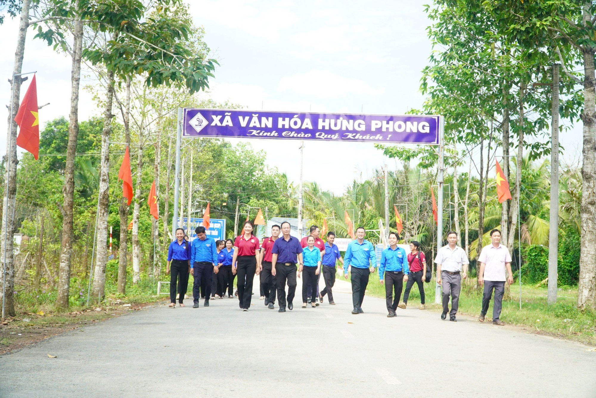 Trao cờ Tổ quốc, tặng quà, khám bệnh miễn phí cho người dân xã đảo