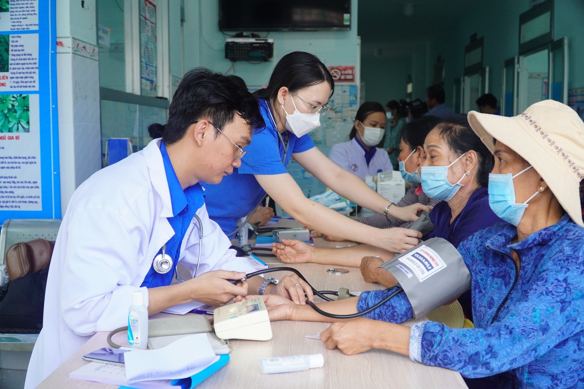 Trao cờ Tổ quốc, tặng quà, khám bệnh miễn phí cho người dân xã đảo - Ảnh 5.