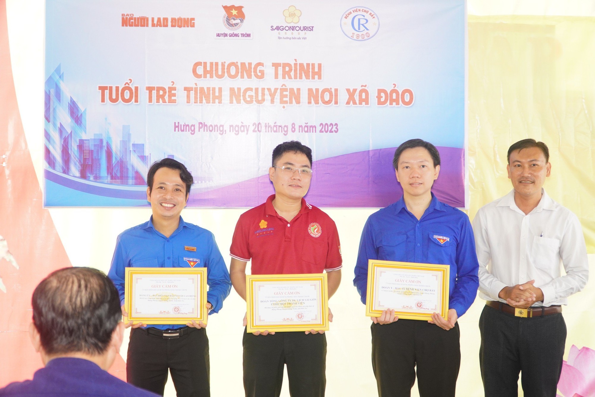 Trao cờ Tổ quốc, tặng quà, khám bệnh miễn phí cho người dân xã đảo - Ảnh 12.