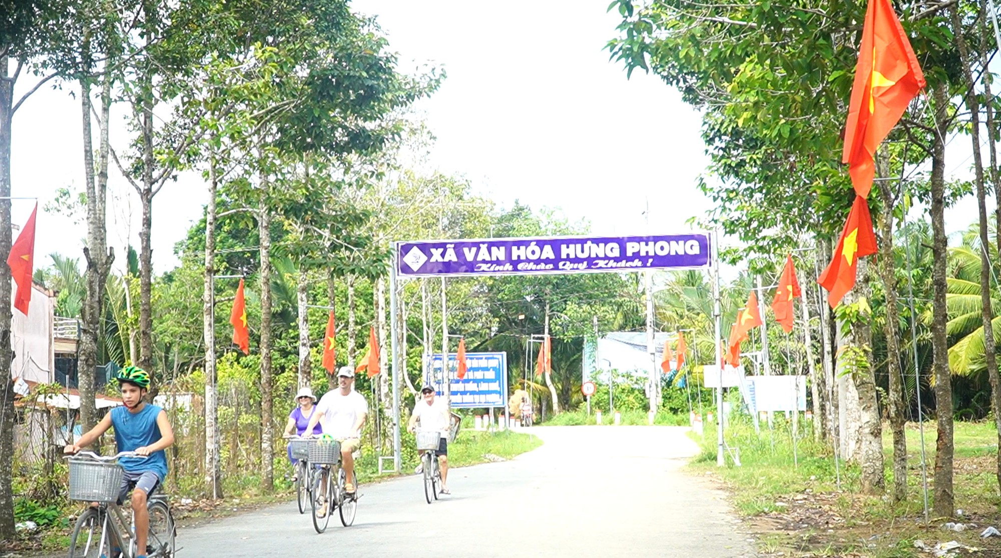 Trao cờ Tổ quốc, tặng quà, khám bệnh miễn phí cho người dân xã đảo - Ảnh 10.