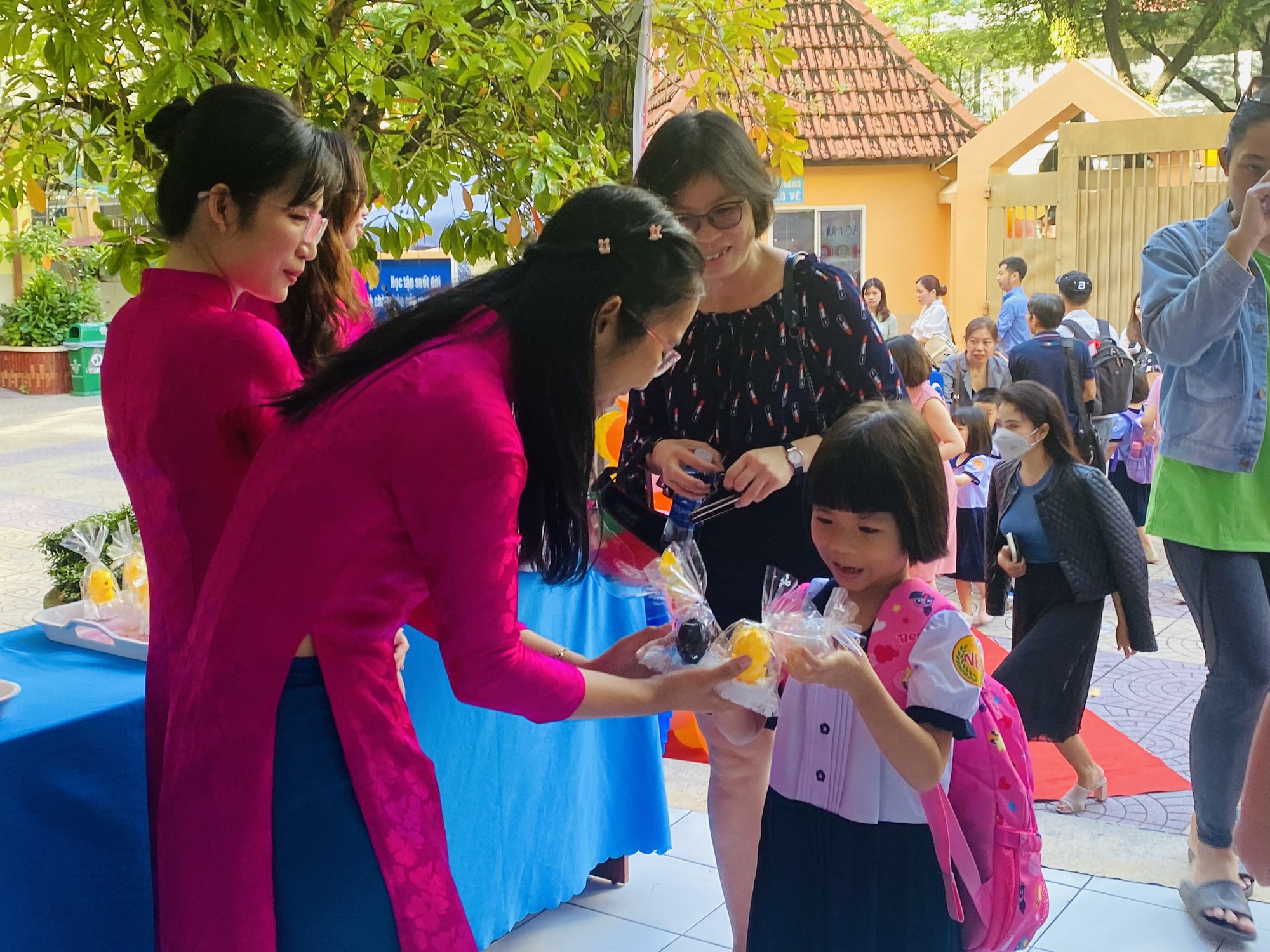 Hơn 100.000 học sinh lớp 1 TP HCM tựu trường