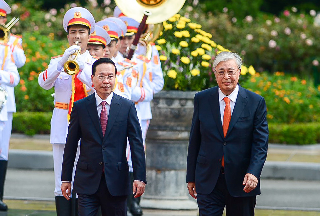 Chủ tịch nước V&otilde; Văn Thưởng nồng ấm bắt tay đ&oacute;n Tổng thống Kazakhstan - Ảnh 8.