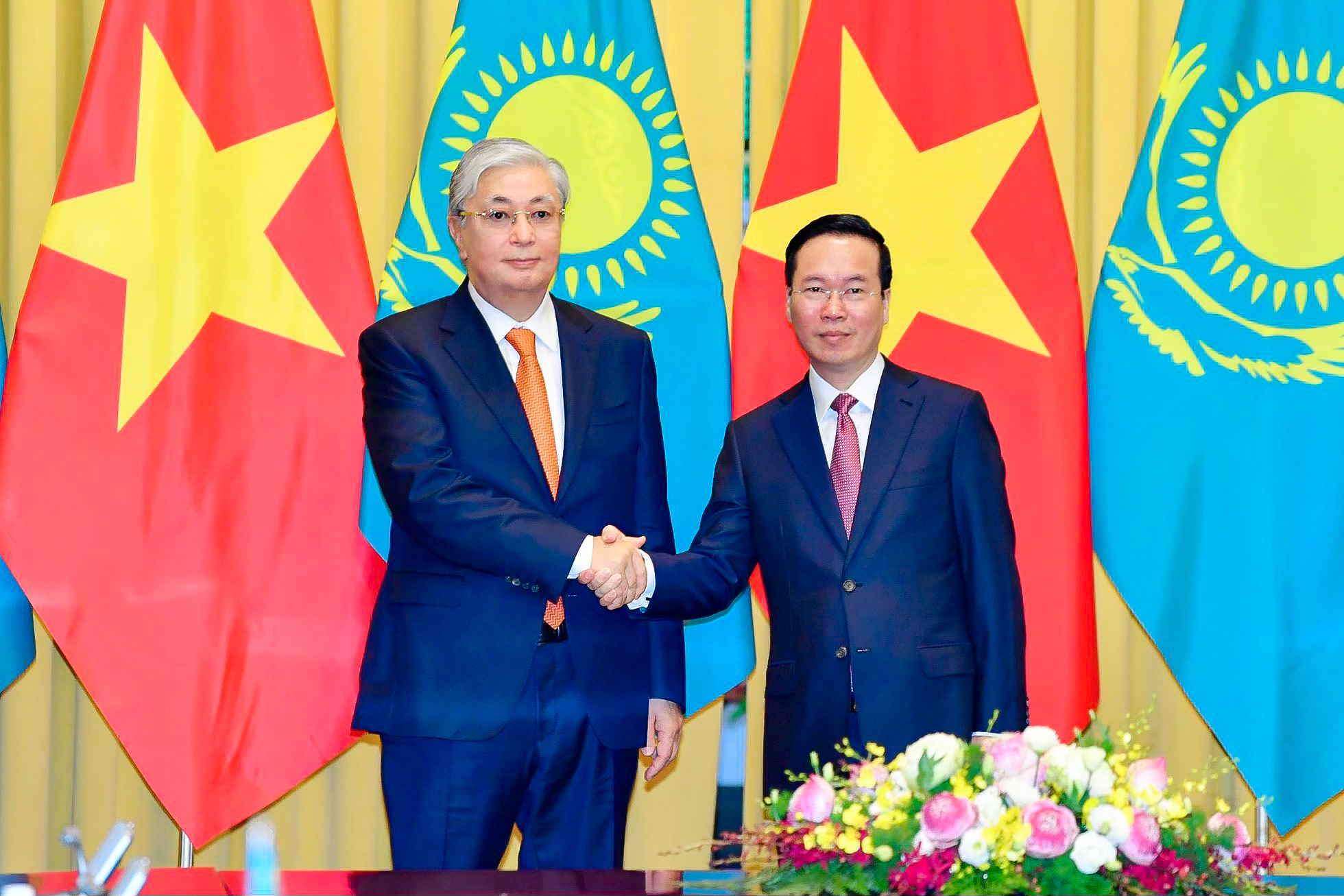 Chủ tịch nước V&otilde; Văn Thưởng nồng ấm bắt tay đ&oacute;n Tổng thống Kazakhstan - Ảnh 10.