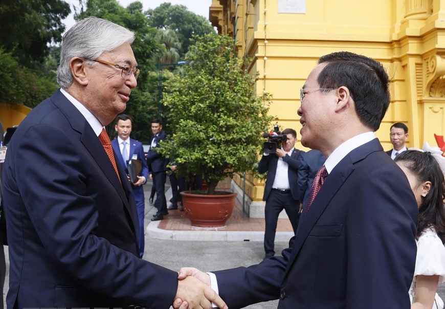 Chủ tịch nước Võ Văn Thưởng nồng ấm bắt tay đón Tổng thống Kazakhstan
