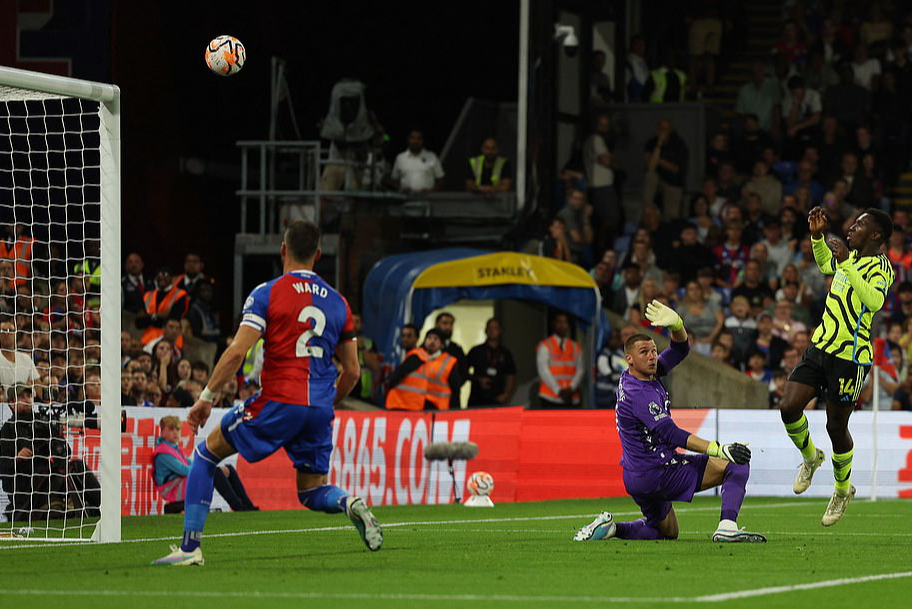 Arsenal tho&aacute;t hiểm tại s&acirc;n Crystal Palace, HLV Arteta đ&aacute; x&eacute;o trọng t&agrave;i - Ảnh 4.