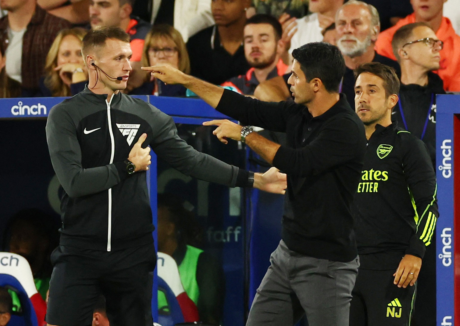 Arsenal tho&aacute;t hiểm tại s&acirc;n Crystal Palace, HLV Arteta đ&aacute; x&eacute;o trọng t&agrave;i - Ảnh 2.