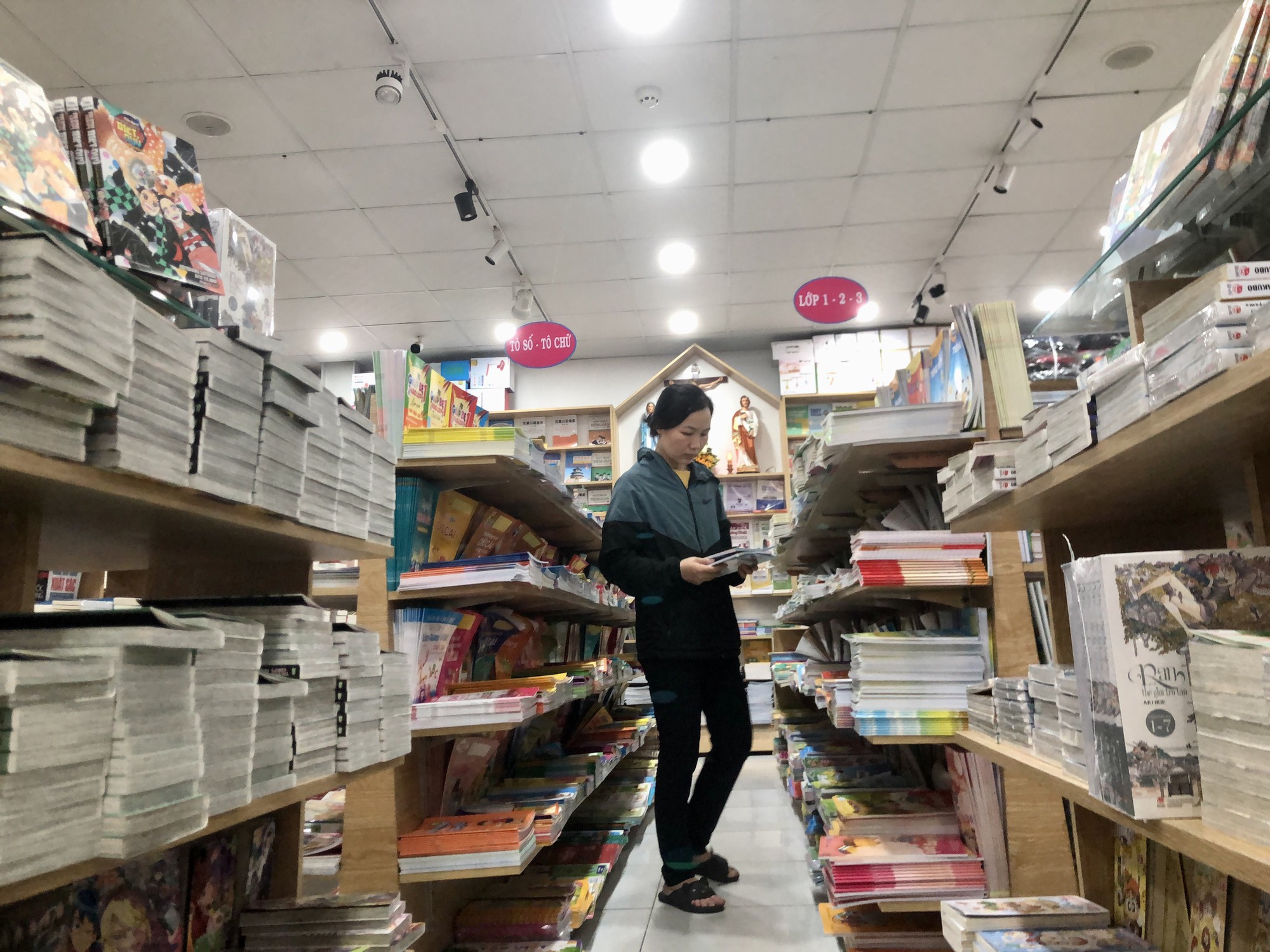 Mệt mỏi t&igrave;m mua s&aacute;ch gi&aacute;o khoa trước năm học mới - Ảnh 9.