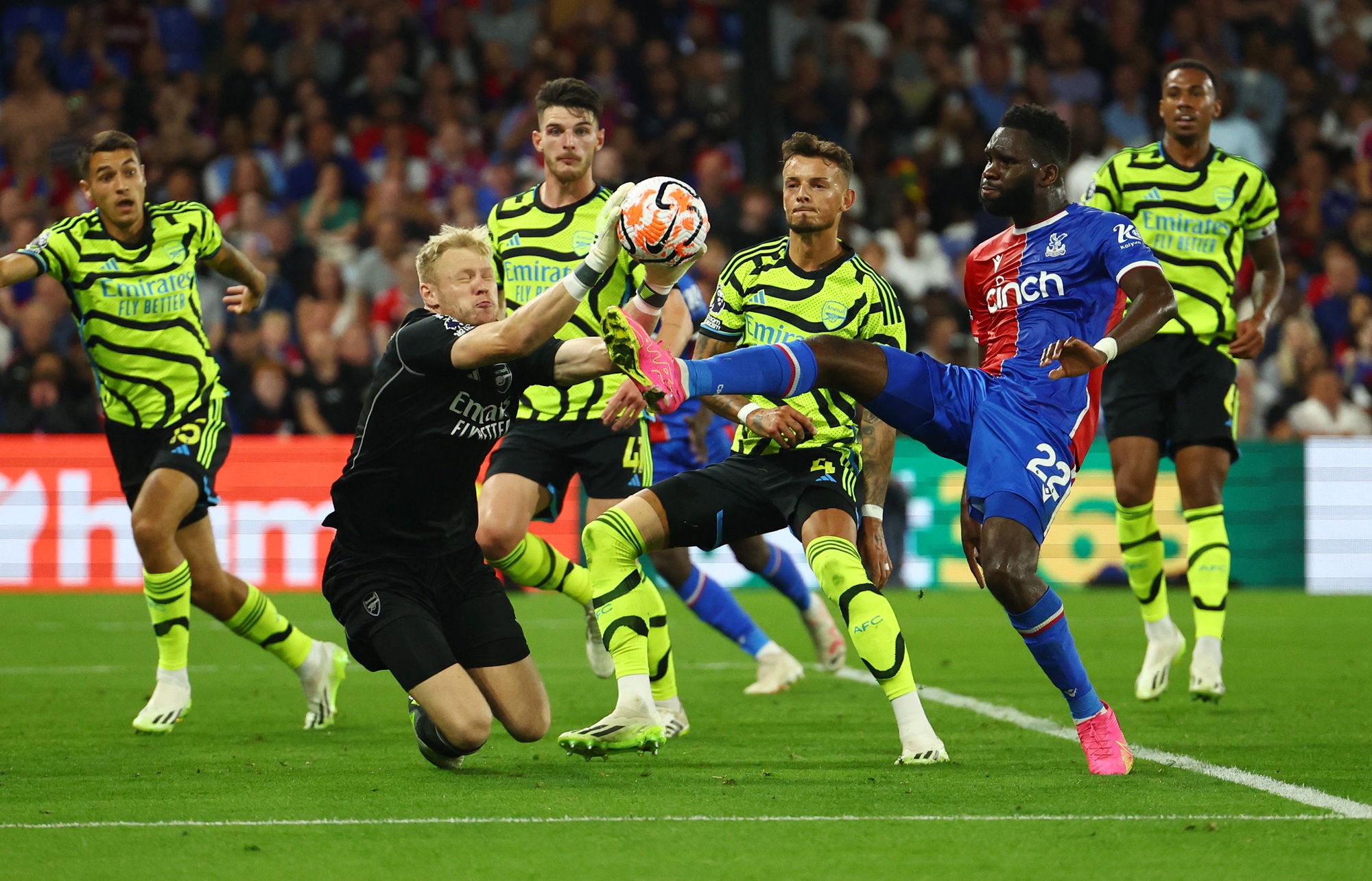 Arsenal thoát hiểm tại sân Crystal Palace, HLV Arteta "đá xéo" trọng tài
