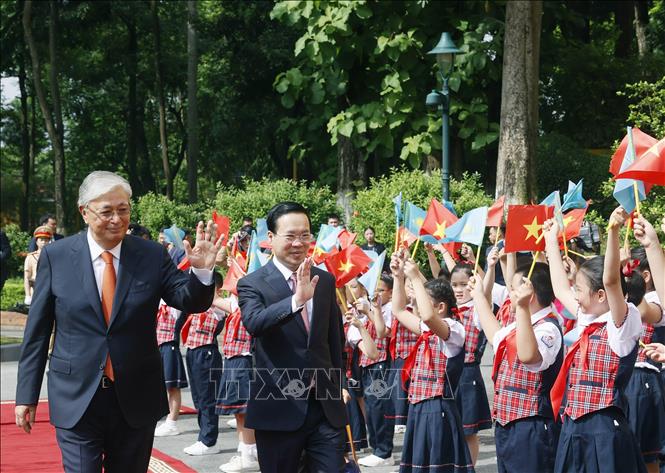 Chủ tịch nước V&otilde; Văn Thưởng nồng ấm bắt tay đ&oacute;n Tổng thống Kazakhstan - Ảnh 4.