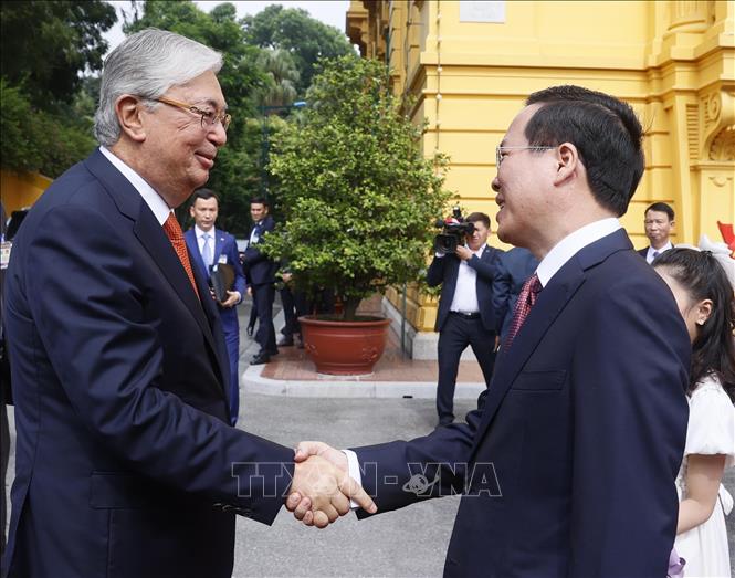 Chủ tịch nước V&otilde; Văn Thưởng nồng ấm bắt tay đ&oacute;n Tổng thống Kazakhstan - Ảnh 1.