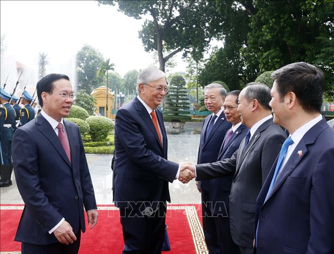 Chủ tịch nước V&otilde; Văn Thưởng nồng ấm bắt tay đ&oacute;n Tổng thống Kazakhstan - Ảnh 9.