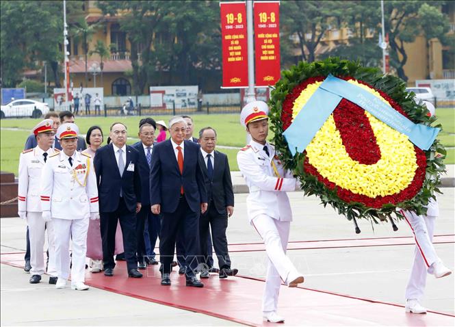 Chủ tịch nước V&otilde; Văn Thưởng nồng ấm bắt tay đ&oacute;n Tổng thống Kazakhstan - Ảnh 15.
