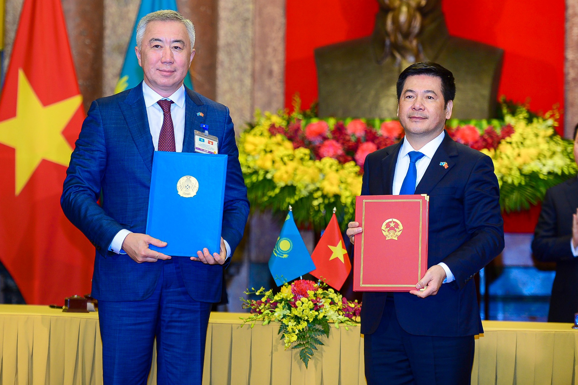 Việt Nam - Kazakhstan k&yacute; hiệp định về miễn thị thực - Ảnh 7.