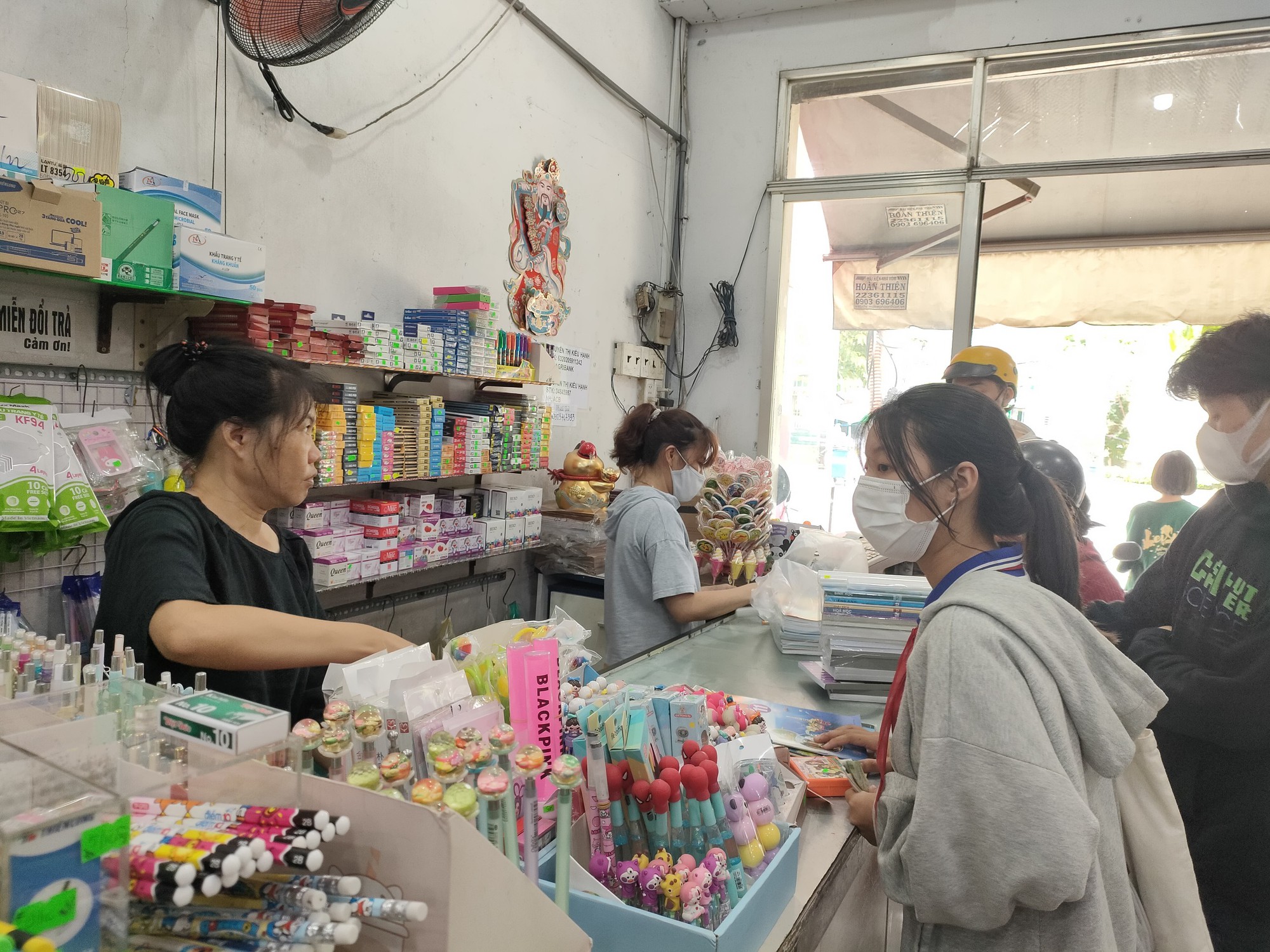 Mệt mỏi t&igrave;m mua s&aacute;ch gi&aacute;o khoa trước năm học mới - Ảnh 1.