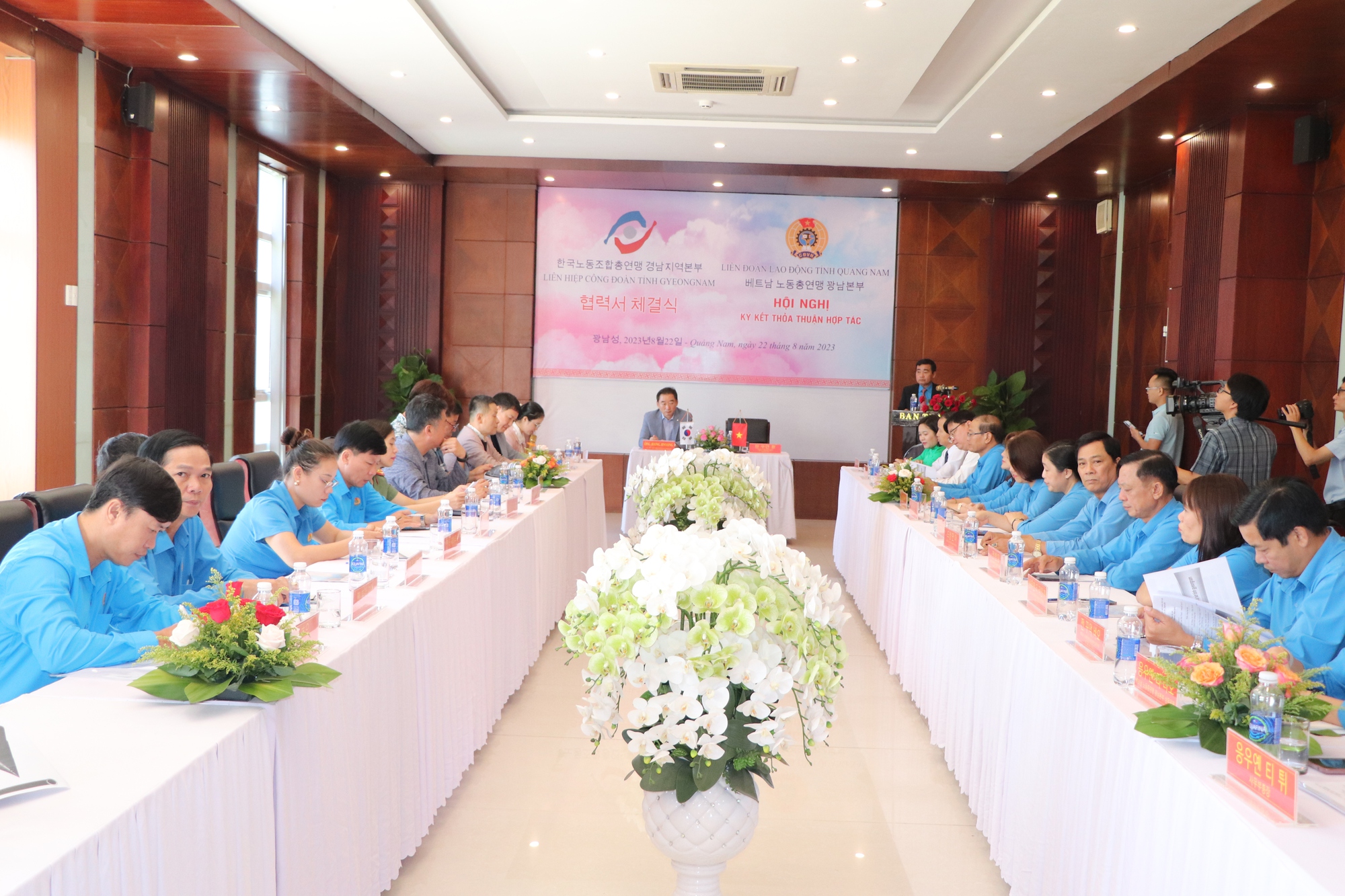 CLIP: M&oacute;n qu&agrave; đặc biệt của Chủ tịch C&ocirc;ng đo&agrave;n người H&agrave;n Quốc lần đầu đến Quảng Nam - Ảnh 1.