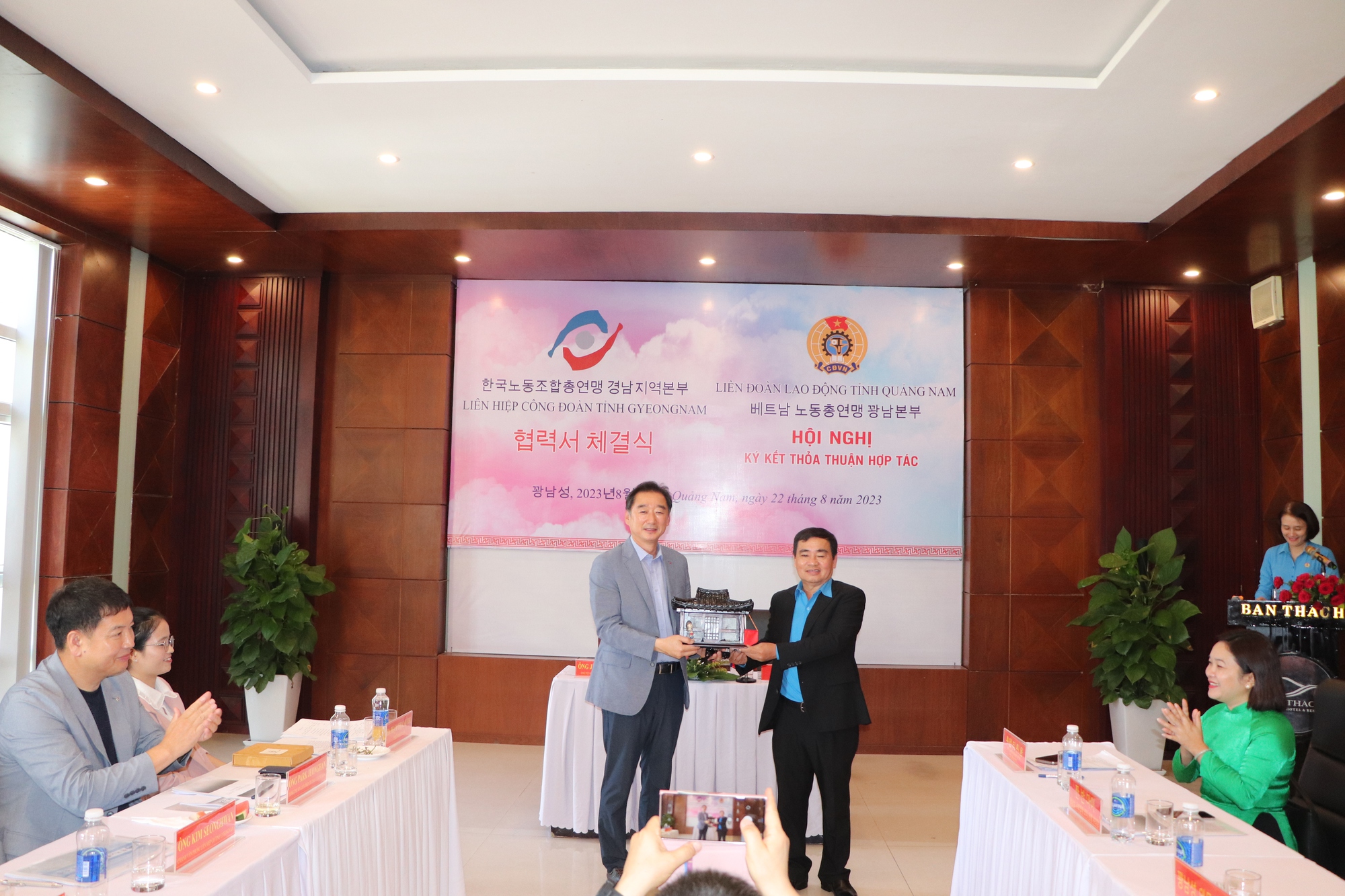 CLIP: M&oacute;n qu&agrave; đặc biệt của Chủ tịch C&ocirc;ng đo&agrave;n người H&agrave;n Quốc lần đầu đến Quảng Nam - Ảnh 6.