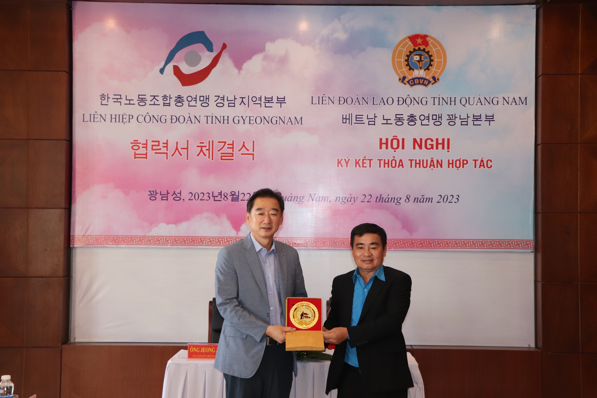 CLIP: M&oacute;n qu&agrave; đặc biệt của Chủ tịch C&ocirc;ng đo&agrave;n người H&agrave;n Quốc lần đầu đến Quảng Nam - Ảnh 3.