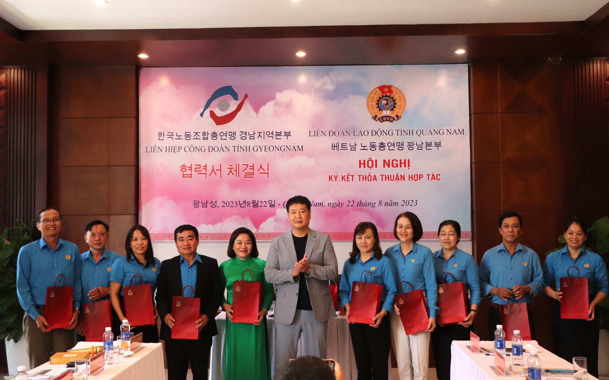CLIP: M&oacute;n qu&agrave; đặc biệt của Chủ tịch C&ocirc;ng đo&agrave;n người H&agrave;n Quốc lần đầu đến Quảng Nam - Ảnh 5.