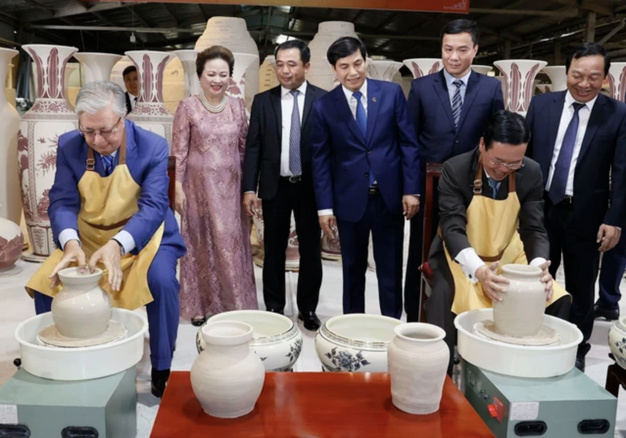 Chủ tịch nước và Tổng thống Kazakhstan trải nghiệm làm gốm Chu Đậu