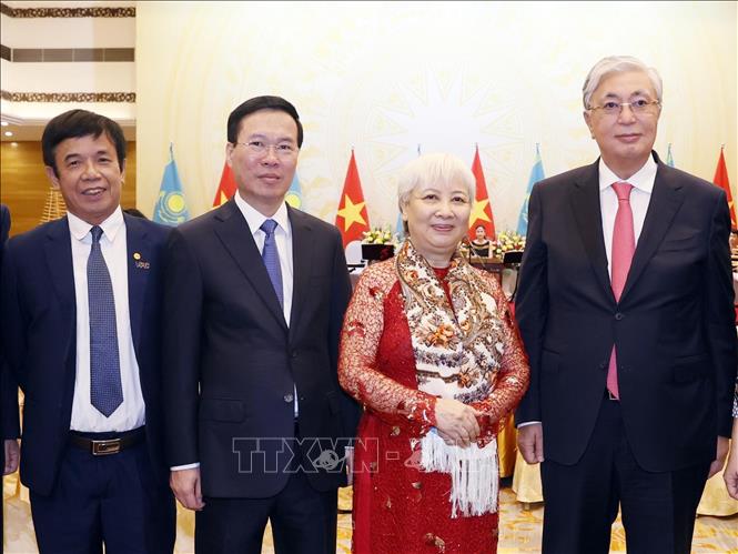 Tổng thống Kazakhstan gặp lại bạn đồng niên trong chiêu đãi do Chủ tịch nước chủ trì