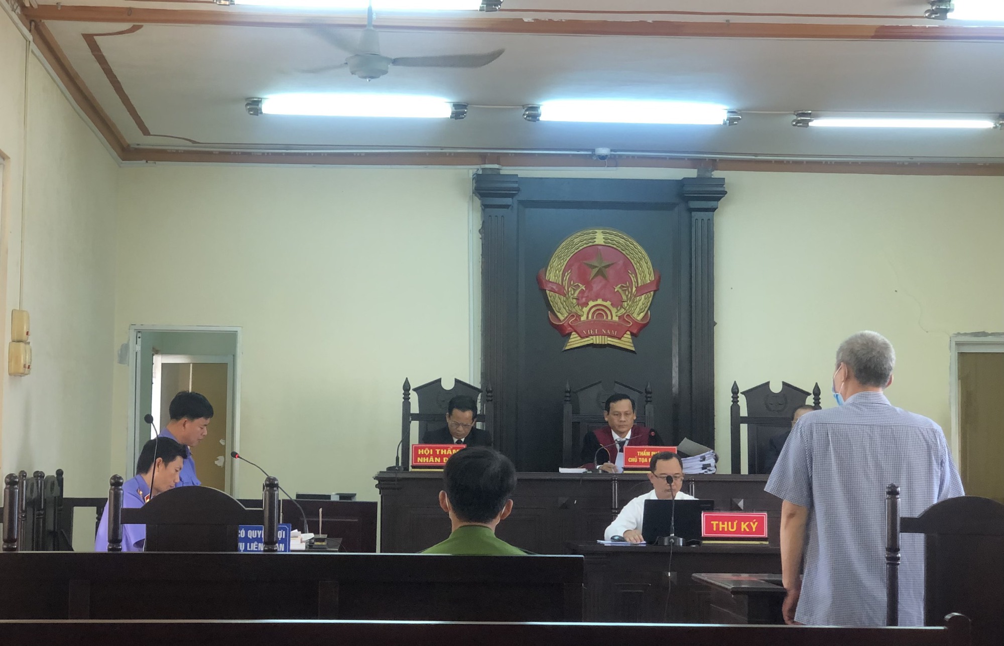 Đang xét xử vụ "Phó chánh án nhận tiền của nữ bị cáo tại nhà nghỉ"