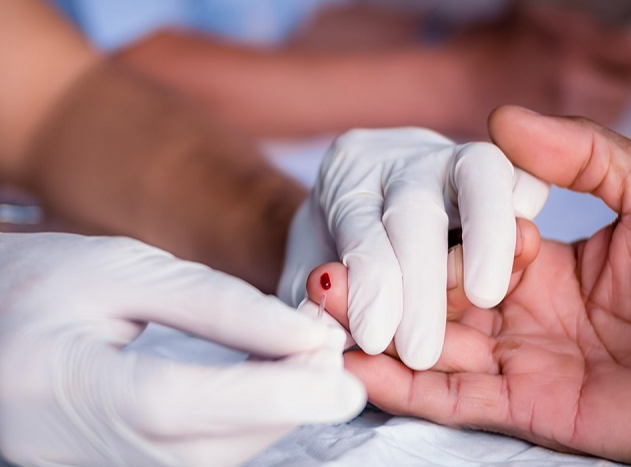 Nhóm Bông hồng đen lấy máu xét nghiệm như thế nào?