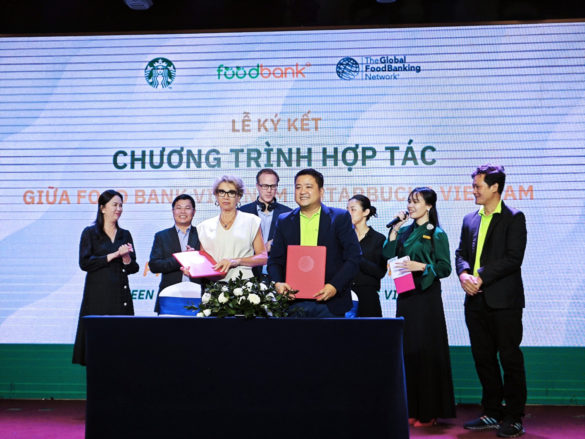 Starbucks xử lý bánh không bán hết trong ngày như thế nào? - Ảnh 2.