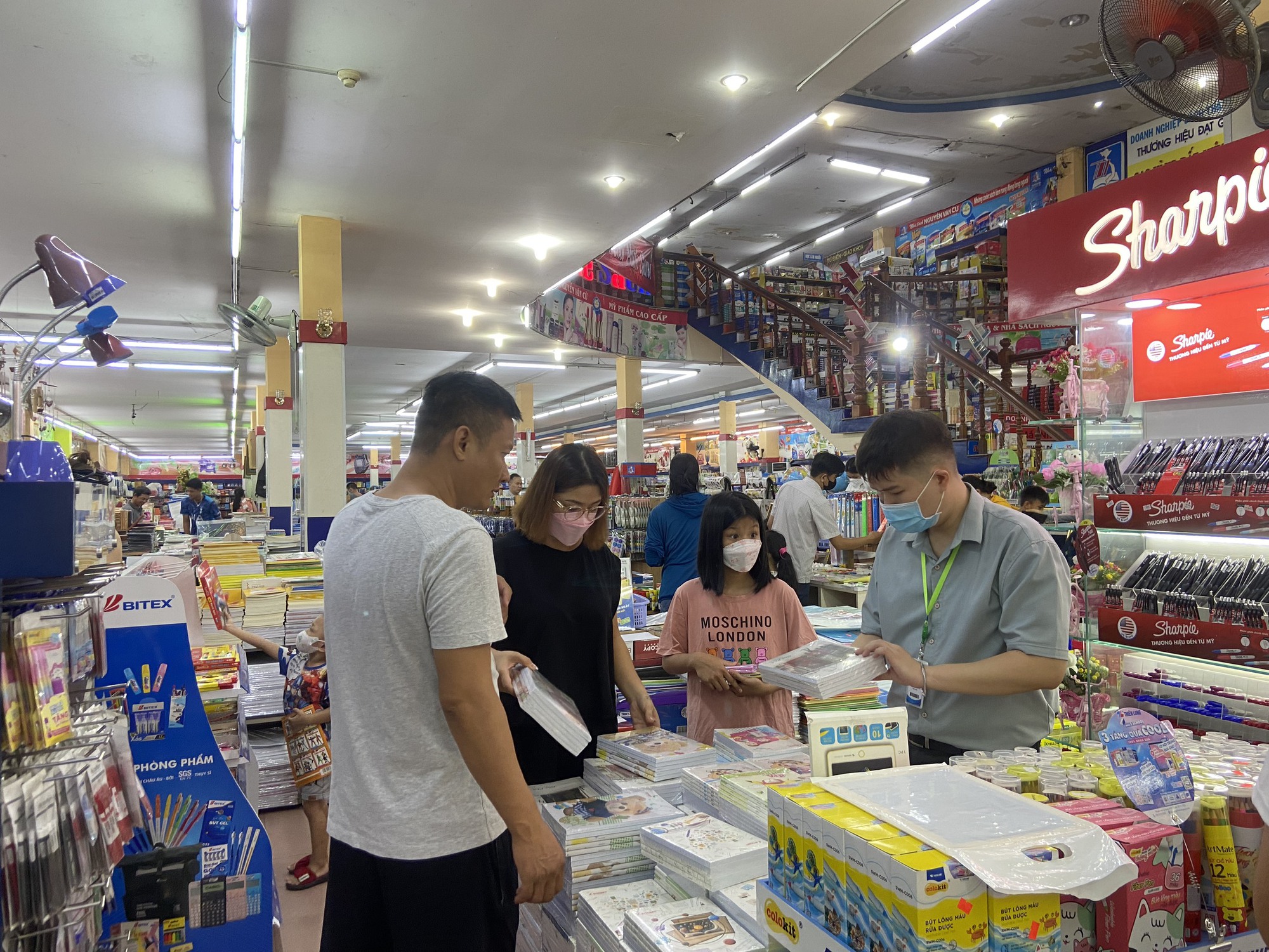 Tìm mua SGK đủ bộ ở đâu? - Ảnh 2.
