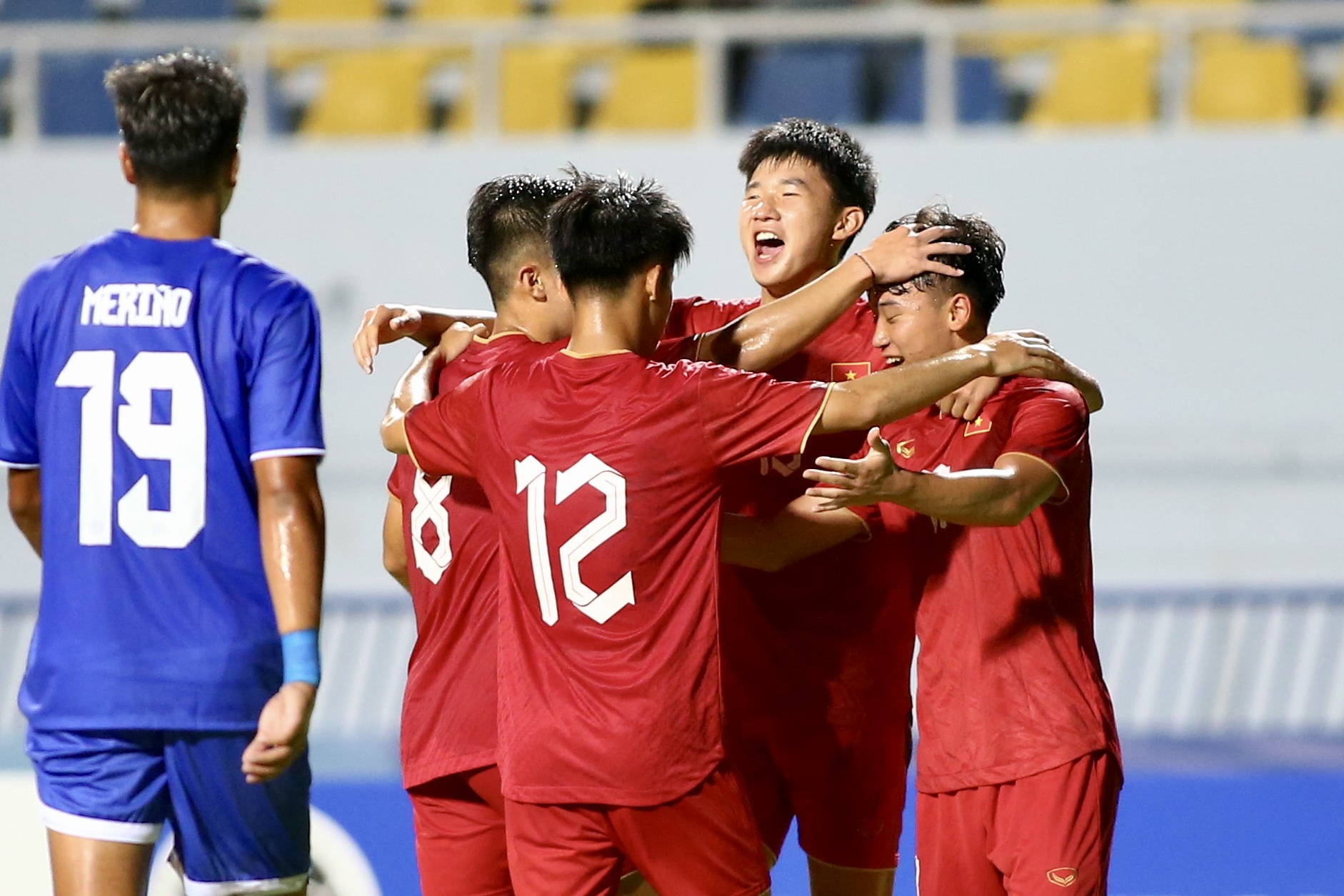 Thắng Philippines, U23 Việt Nam vào bán kết với ngôi nhất bảng C