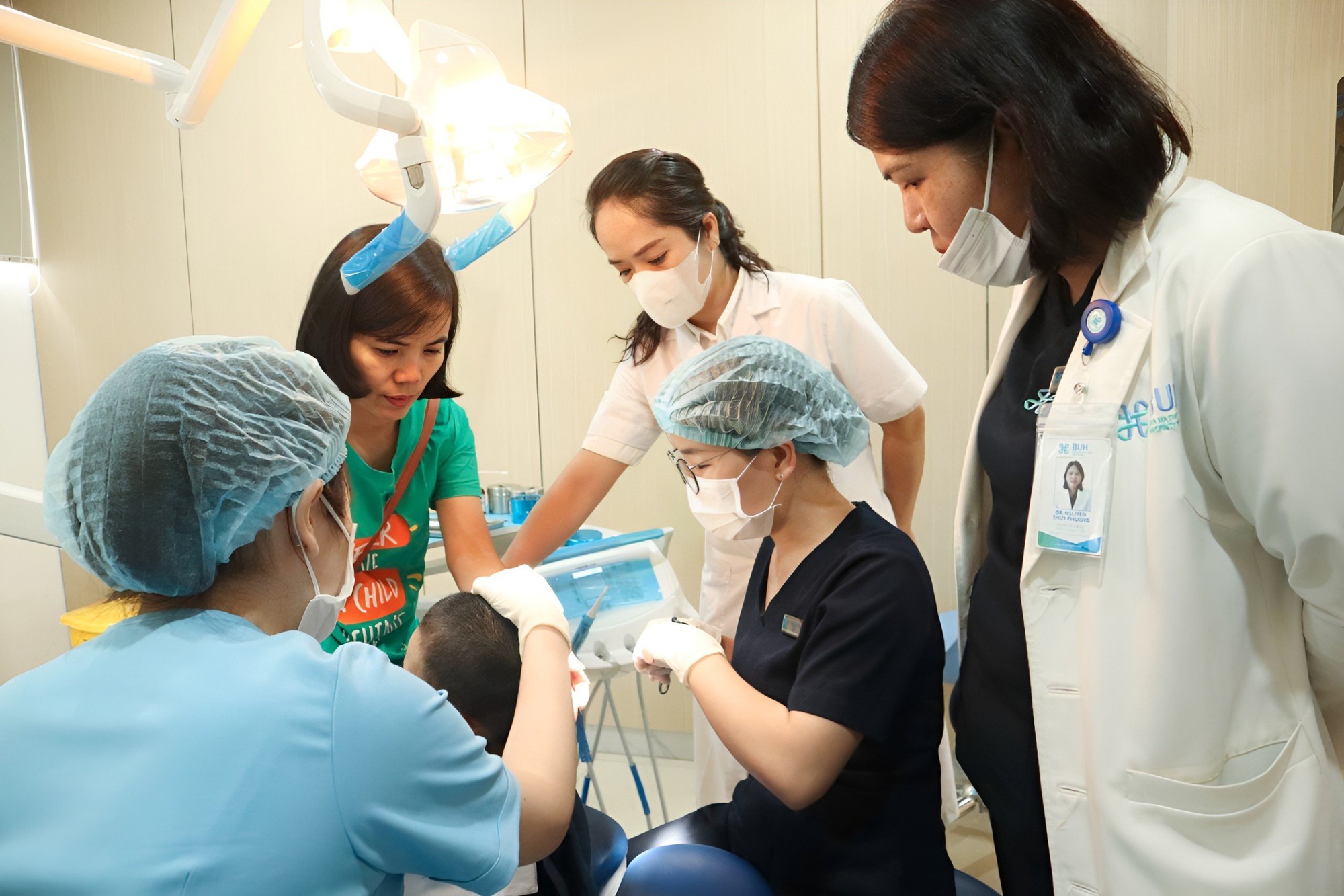 Trẻ bị bại não được khám, chữa bệnh miễn phí về răng miệng - Ảnh 3.