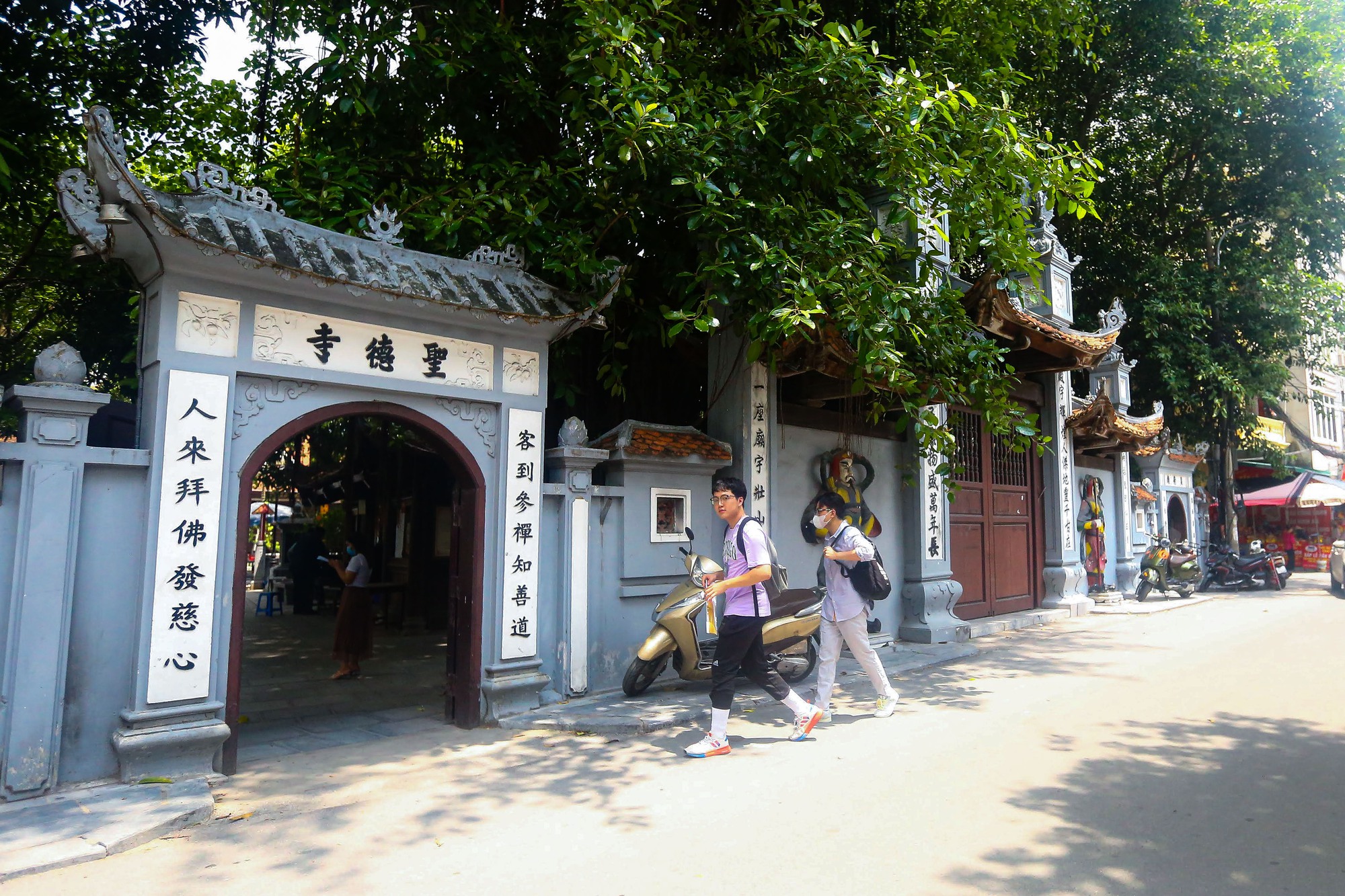 Nam thanh nữ t&uacute; rủ nhau đi ch&ugrave;a H&agrave; ng&agrave;y Thất Tịch - Ảnh 1.