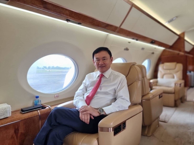 Bà Yingluck đăng ảnh chia tay cựu Thủ tướng Thaksin Shinawatra